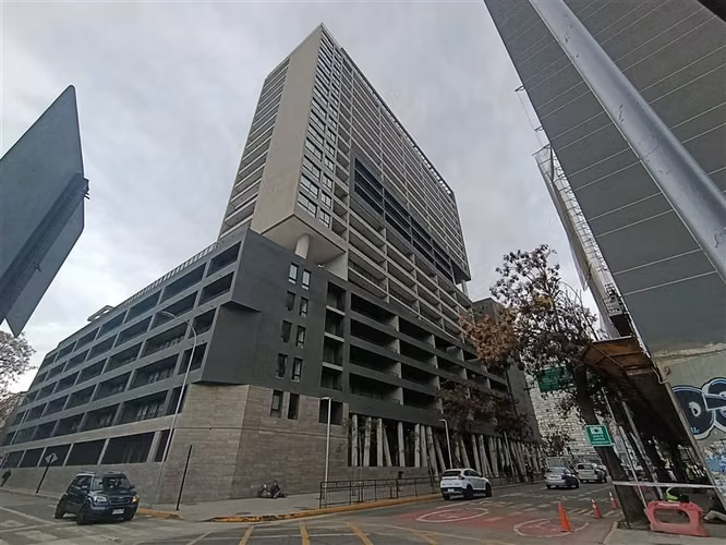 A pasos del Metro Santa Ana. 2D2B estacionamiento y bodega.