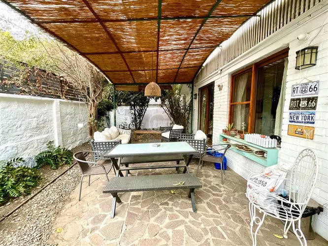 Casa 3 dorm 2 baños, servicios, pasos colegio Manquehue - Imagen 4