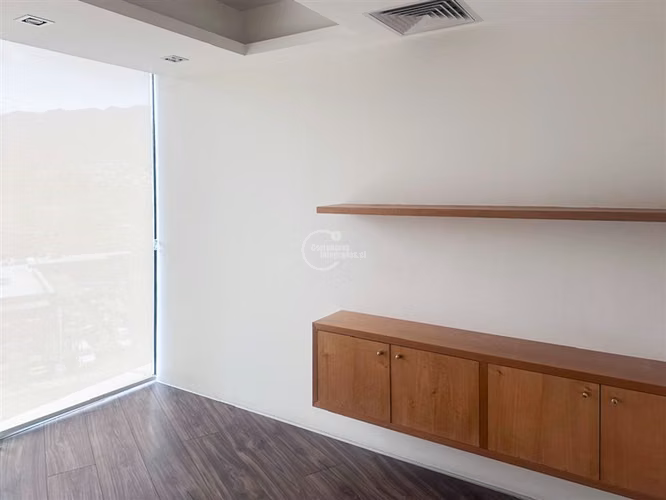 Arriendo Oficina, Avda. La Dehesa 85 m2 2 estacion. 1 bod.