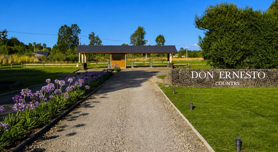 Exclusivo Condominio con Club House y Lagunas a Solo 11 Minutos (14 km) de Osorno