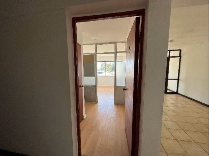 ARRIENDO OFICINA 33M2 EN EL CENTRO DE LOS ANGELES, 2 BAÑOS