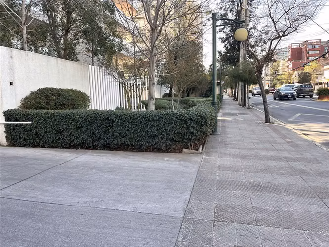 Venta Estacionamiento en venta en Ñuñoa, buena ubicación