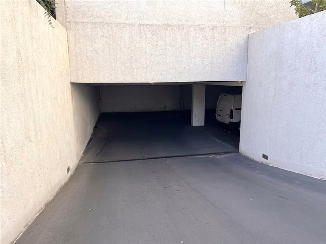 Venta Estacionamiento en venta en Ñuñoa, buena ubicación