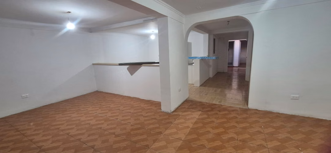 Amplia casa en San Joaquin, a pasos del metro