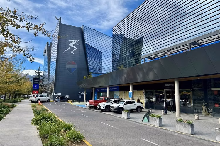 Se arrienda oficina en edificio del meds