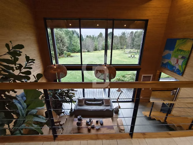 Casa con piscina natural, diseño y arquitectura.