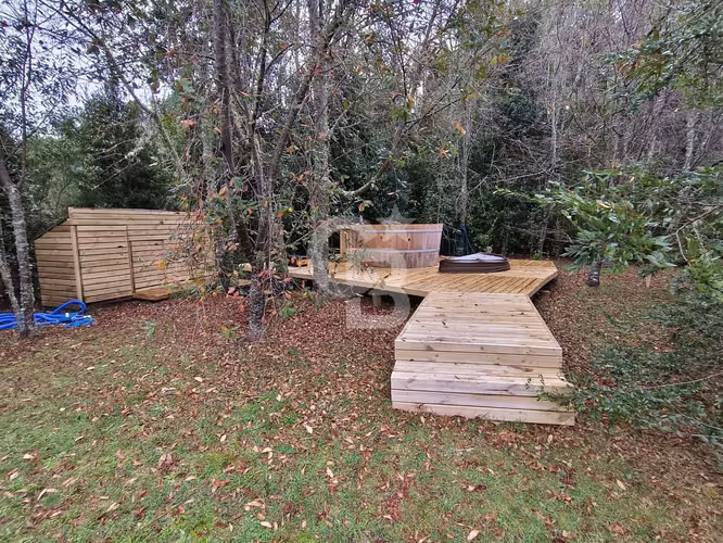 Casa con piscina natural, diseño y arquitectura.