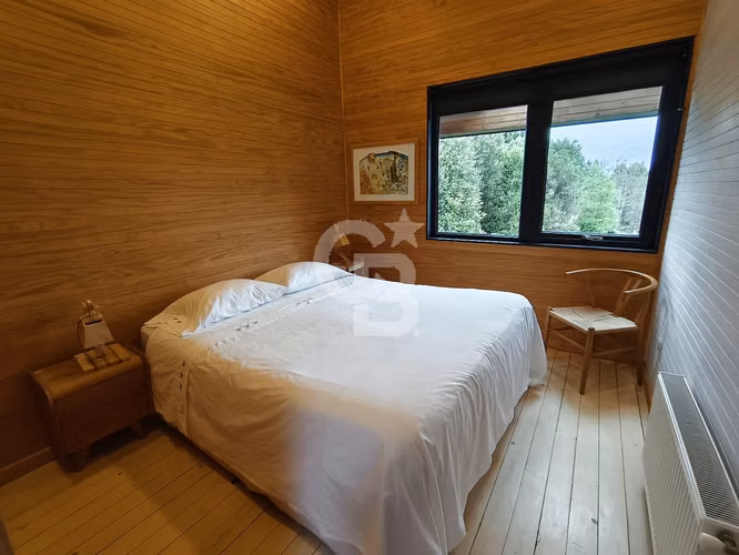 Casa con piscina natural, diseño y arquitectura.