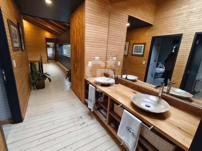 Casa con piscina natural, diseño y arquitectura.
