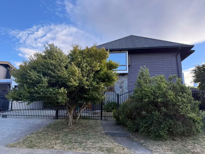 Hermosa y amplia casa en venta, Isla Teja Sur, Valdivia