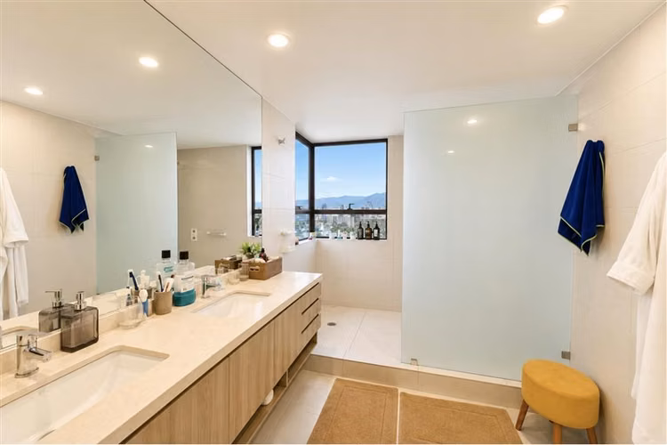 Departamento en venta de 5 dorm. en Las Condes