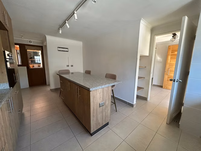 SE VENDE HERMOSA CASA CONDOMINIO BORDE LAGUNA