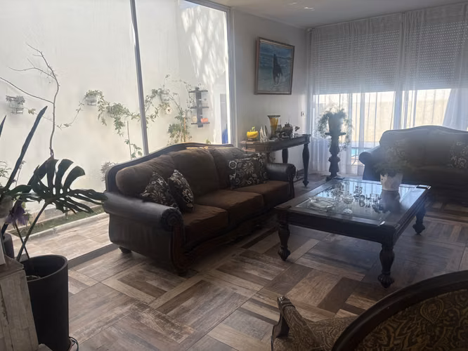 Se vende amplia y moderna residencia ubicada frente a Playa Huayquique
