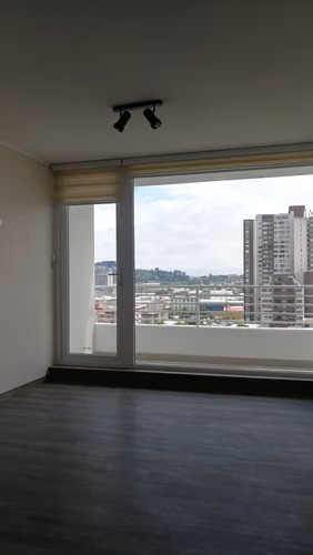 Departamento 1 dormitorio, central y asoleado. Estacionamiento.