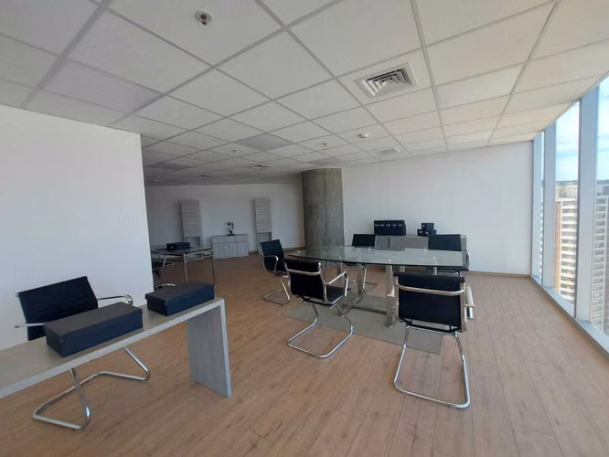 Oficina Moderna con Excelente Conectividadad (177748)