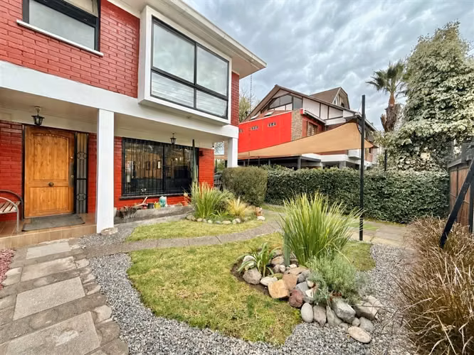 Venta Casa 4 dormitorios 3 baños parque y piscina Peñalolen