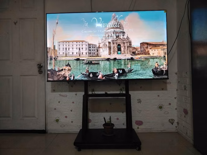 Smart TV Hisense 65 4K Dolby Vision + Rack De Ruedas