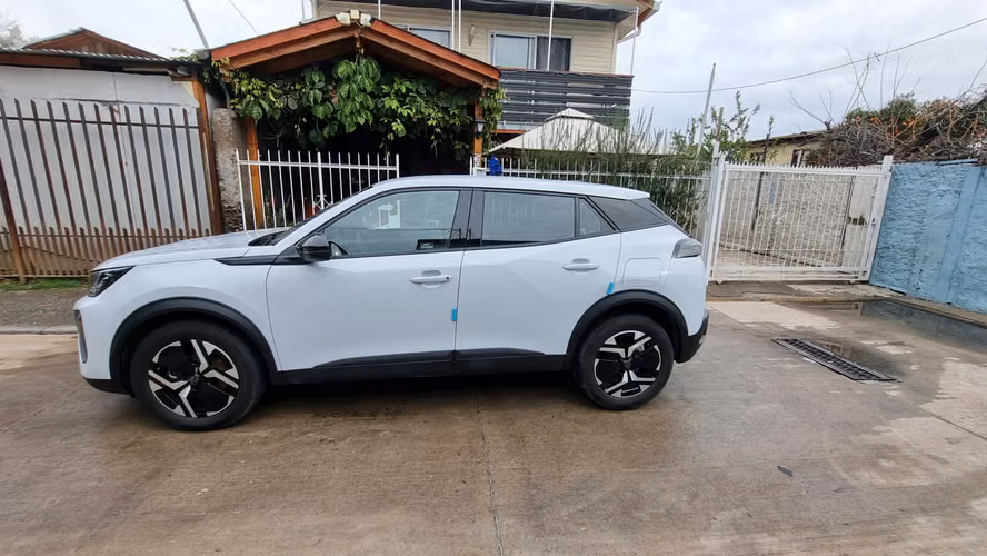 Peugeot 2008 Hybrid año 2026 - 3000kms. - Imagen 4