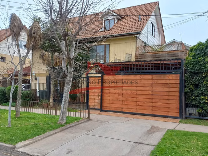 Hermosa Casa Tres Pisos, 4 Dormitorios, 4 Baños, Quilicura.