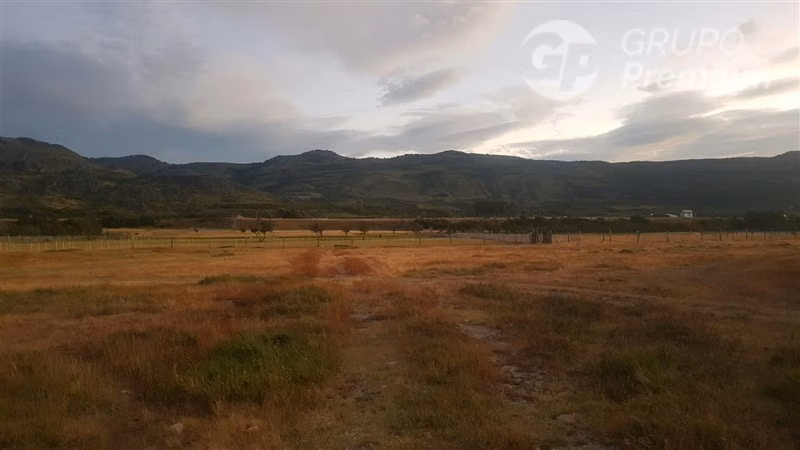 Gran Parcela con casa en construcción en venta en Lago Verde