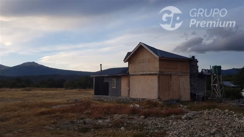 Gran Parcela con casa en construcción en venta en Lago Verde
