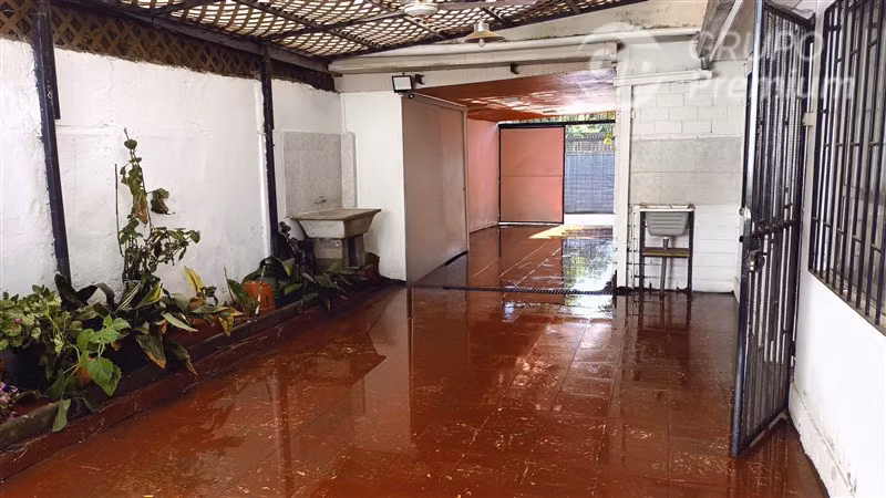 Casa 3D 1B con estacionamiento techado en Estación Central