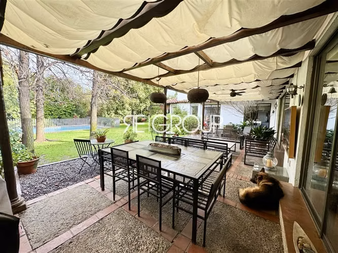 Casa en venta, maravilloso jardín, Los Nogales, Lo Barnechea