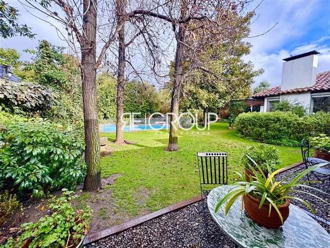 Casa en venta, maravilloso jardín, Los Nogales, Lo Barnechea