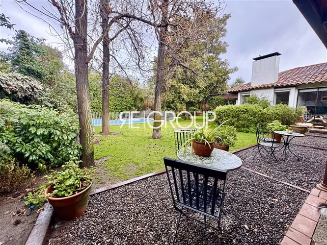 Casa en venta, maravilloso jardín, Los Nogales, Lo Barnechea