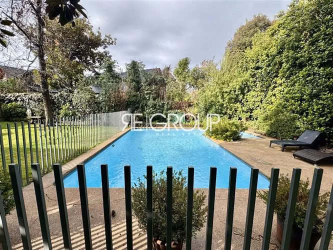 Casa en venta, maravilloso jardín, Los Nogales, Lo Barnechea