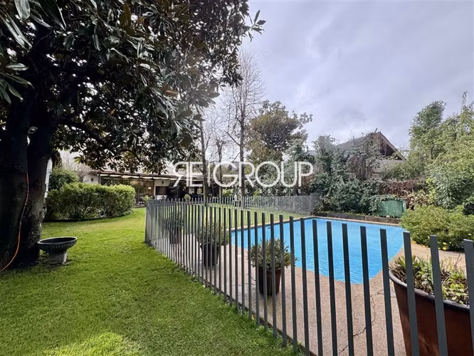 Casa en venta, maravilloso jardín, Los Nogales, Lo Barnechea