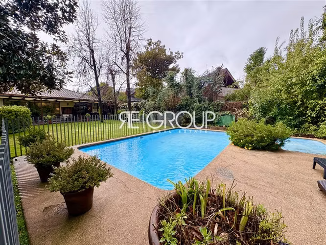 Casa en venta, maravilloso jardín, Los Nogales, Lo Barnechea
