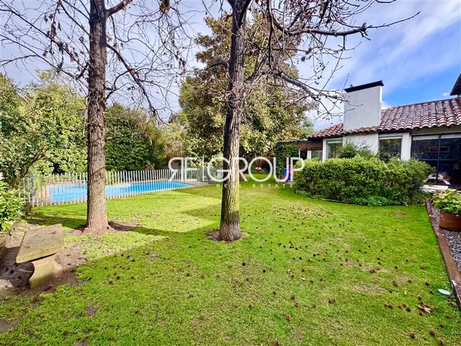 Casa en venta, maravilloso jardín, Los Nogales, Lo Barnechea