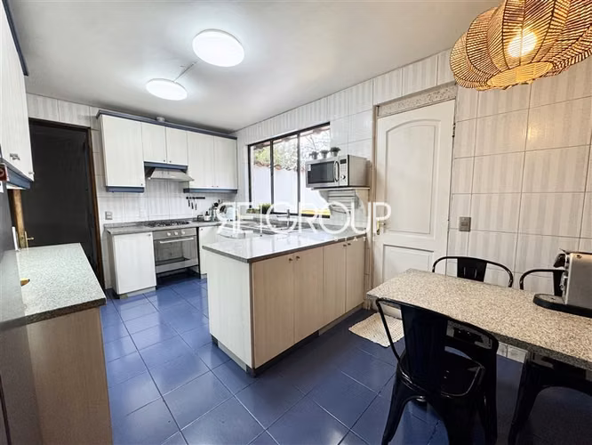 Casa en venta, maravilloso jardín, Los Nogales, Lo Barnechea