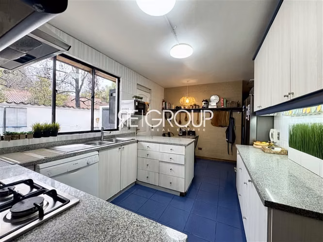 Casa en venta, maravilloso jardín, Los Nogales, Lo Barnechea