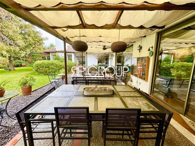Casa en venta, maravilloso jardín, Los Nogales, Lo Barnechea