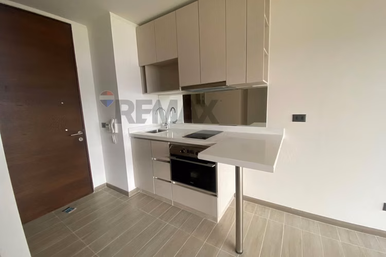 Arriendo estudio nuevo a pasos del metro