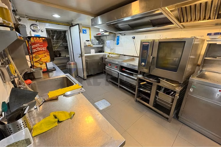 Restaurante-bar con patente turismo | 225 m2