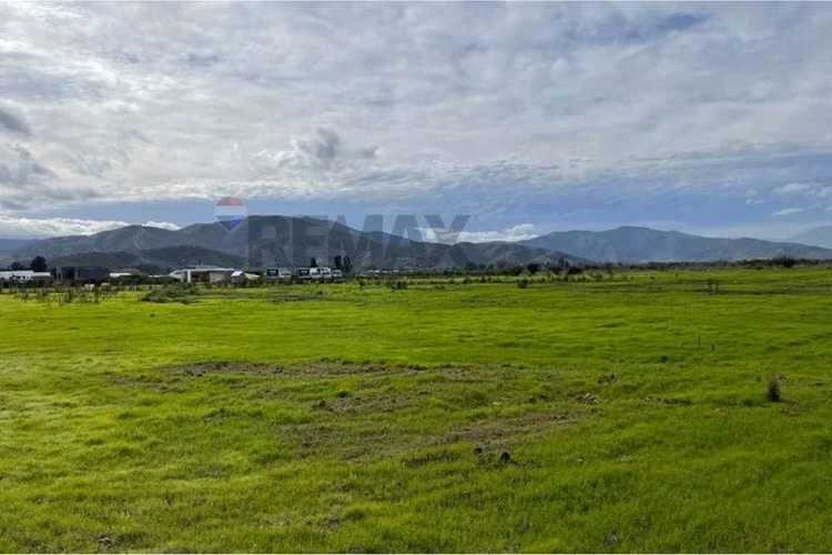 Terreno plano en condominio con seguridad