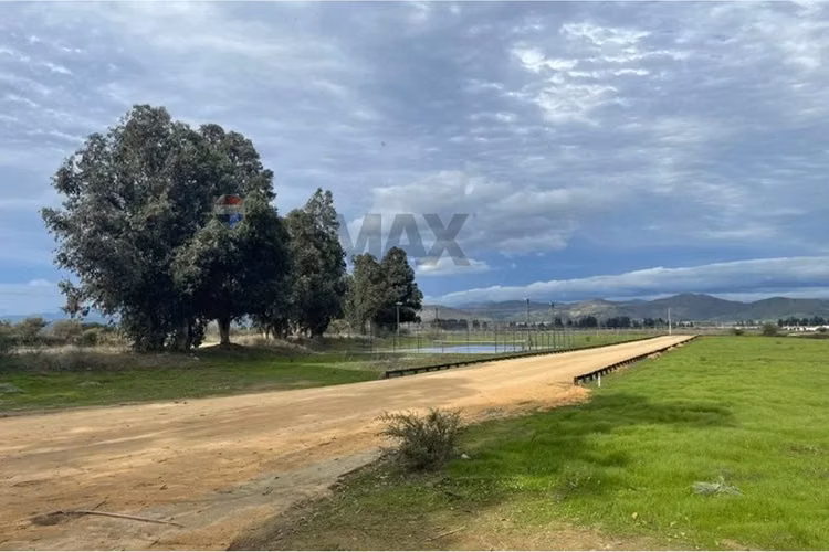 Terreno plano en condominio con seguridad