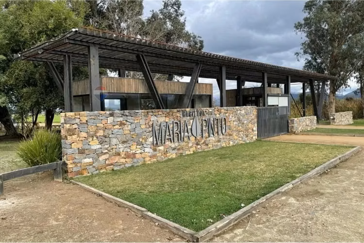 Terreno plano en condominio con seguridad
