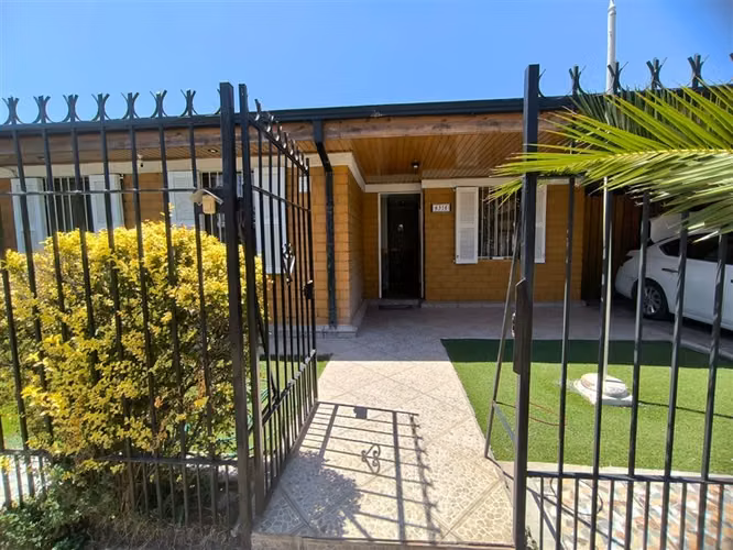 Casa en venta de 3 dorm. en La Granja