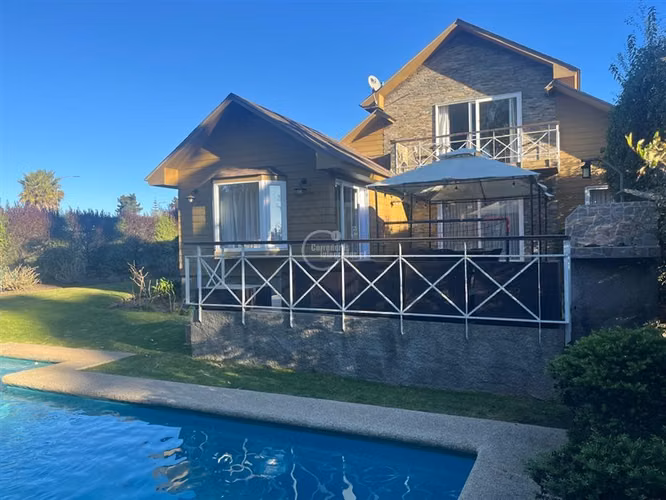 Casa en arriendo de 3 dorm. en Santo Domingo