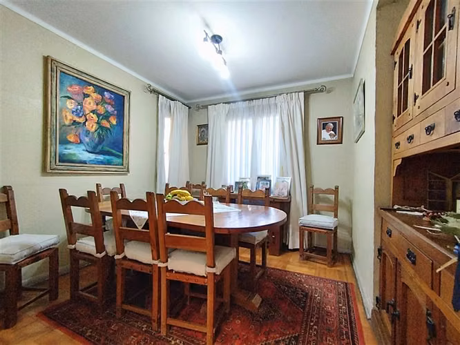 8.000 UF Casa en venta de 6 dorm en Villa Macul