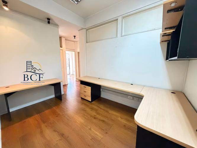 OFICINA EN ARRIENDO, 2 PRIVADOS, ESTACIONAMIENTO.