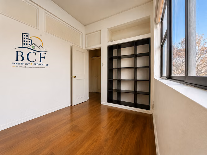 OFICINA EN ARRIENDO, 2 PRIVADOS, ESTACIONAMIENTO.
