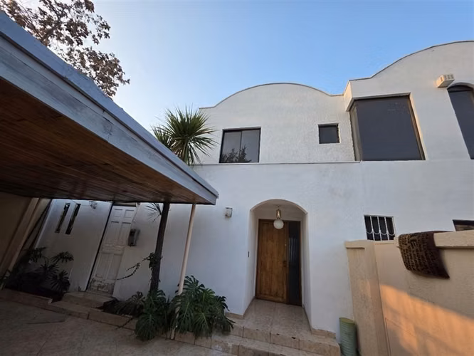 Venta Casa 5D-5B-3E Rotonda Atenas LasCondes gran conectivid