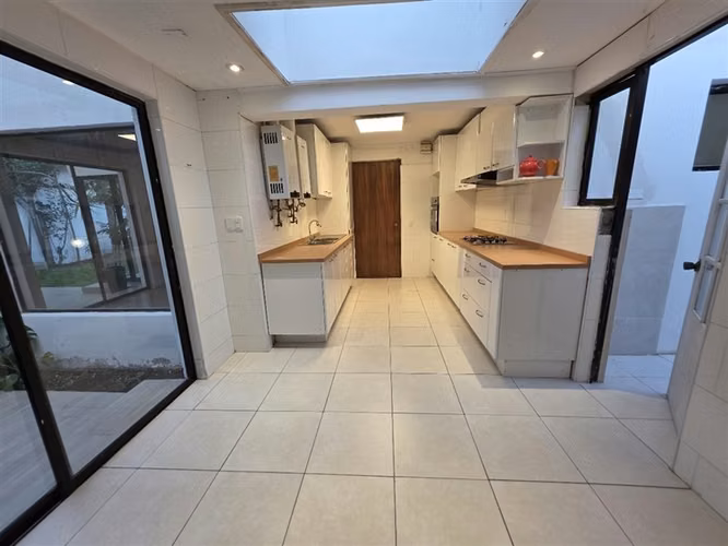Venta Casa 5D-5B-3E Rotonda Atenas LasCondes gran conectivid