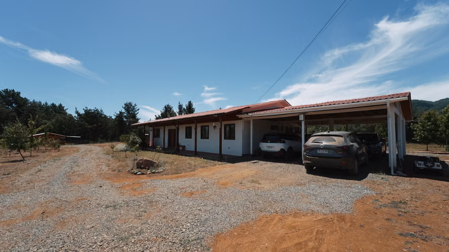 Parcela con casa, piscina y cabañas para arrendar. Quinamávida