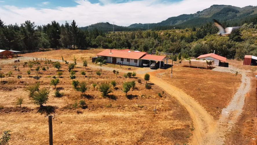 Parcela con casa, piscina y cabañas para arrendar. Quinamávida